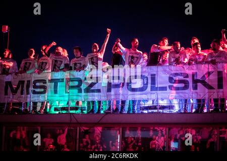 Warschau, Polen. Juli 2020. Die Spieler der Fußballmannschaft Legia Warschau werden auf einem Boot an der Weichsel während der Feierlichkeiten gesehen.Legia Warschau gewann den 14. Polnischen Meistertitel (polnische Liga Ekstraklasa) in der Geschichte. Kredit: SOPA Images Limited/Alamy Live Nachrichten Stockfoto