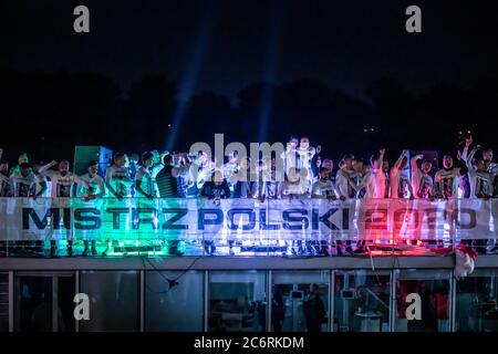 Warschau, Polen. Juli 2020. Die Spieler der Fußballmannschaft Legia Warschau werden auf einem Boot an der Weichsel während der Feierlichkeiten gesehen.Legia Warschau gewann den 14. Polnischen Meistertitel (polnische Liga Ekstraklasa) in der Geschichte. Kredit: SOPA Images Limited/Alamy Live Nachrichten Stockfoto