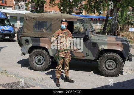 Italienische Soldaten Garnison vor der roten Zone der ehemaligen Cirio Paläste während eines neuen Ausbruchs der Infektion mit covid-19. Stockfoto