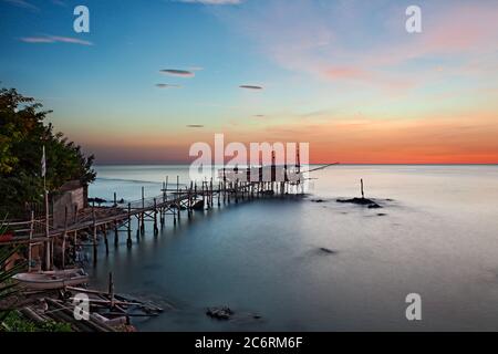 Trabocchi Küste, Chieti, Abruzzen, Italien: Landschaft der adriatischen Küste bei Sonnenaufgang mit einer traditionellen mediterranen Fischerhütte trabocco Stockfoto