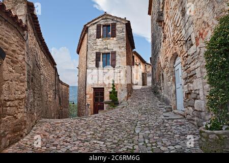 Lacoste, Vaucluse, Provence-Alpes-Cote d'Azur, Frankreich: Blick auf die Altstadt des alten Dorfes im Naturpark Luberon