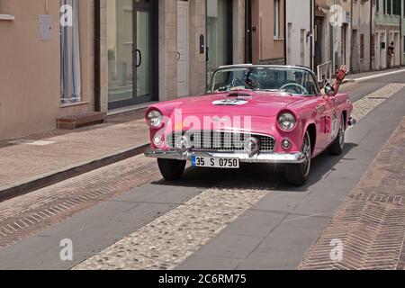 Amerikanischer Oldtimer Ford Thunderbird (1956) im Oldtimer-Rennen Mille Miglia, am 19. Mai 2017 in Gatteo, FC, Italien Stockfoto