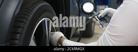 Professioneller Mitarbeiter im Auto-Center Stockfoto