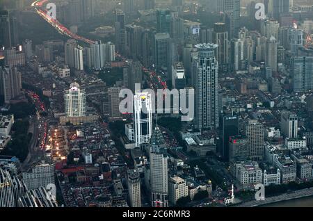 Shanghai: Panoramablick auf den Huangpu-Bezirk von der Spitze des Shanghai Tower, mit dem Bund und Bund Center Tower. China. Stockfoto