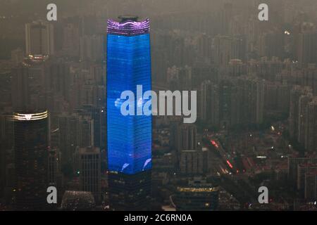 Shanghai: Panoramablick auf den Huangpu Bezirk bei Nacht von der Spitze des Shanghai Tower, mit Wolkenkratzer Gebäude beleuchtet durch LED-Beleuchtung. China Stockfoto