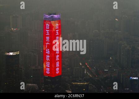 Shanghai: Panoramablick auf den Huangpu Bezirk bei Nacht von der Spitze des Shanghai Tower, mit Wolkenkratzer Gebäude beleuchtet durch LED-Beleuchtung. China Stockfoto