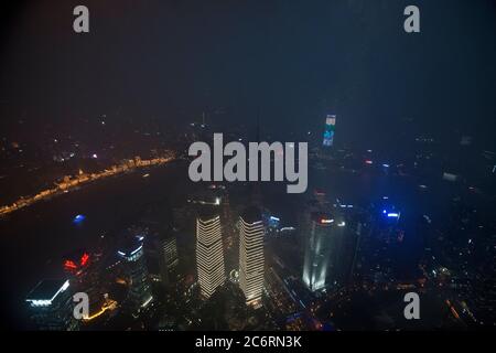 Shanghai: Panoramablick von der Spitze des Shanghai Tower, mit dem Oriental Pearl Tower, Huangpu und Pudong Bezirken und Huangpu Fluss. China. Stockfoto