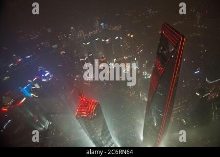 Shanghai: Panoramablick bei Nacht von der Spitze des Shanghai Tower, mit dem Shanghai World Financial Center und JinMao Tower, Pudong Bezirk . China. Stockfoto