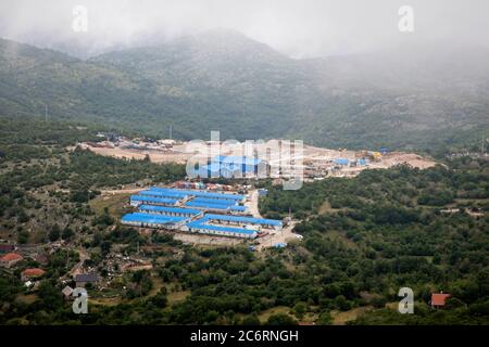 Chinesische Bauarbeiter Lager mit in Montenegro, Chinese Road and Bridge Corporation (CRBC) Gebäude Autobahn Stockfoto