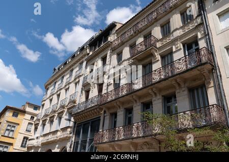 Bunte Gebäude mit Balkon im Stadtzentrum carnot Platz in Carcassonne im Departement Aude in Frankreich Stockfoto