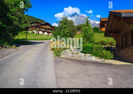 Niedliche Holzhäuser mit herrlichen Gärten und schöner Aussicht, Grindelwald, Berner Oberland, Schweiz, Europa Stockfoto
