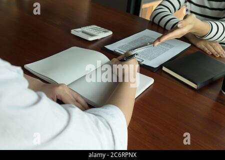 Frau im Gespräch mit Kollegen über neue Start Projekt. Geschäftsleute brainstorming Konzept. Stockfoto