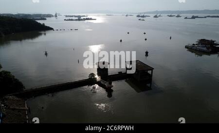 Nanchang. Juli 2020. Luftaufnahme vom 12. Juli 2020 zeigt den Nankang Deich des Poyang Sees in der Stadt Lushan, ostchinesische Provinz Jiangxi. Der Poyang See, Chinas größter Süßwassersee in der östlichen Provinz Jiangxi, sah seinen Wasserstand auf ein Rekordhoch am Samstag Mitternacht steigen, nach der Provinz Department of Water Resources. Quelle: Peng Zhaozhi/Xinhua/Alamy Live News Stockfoto