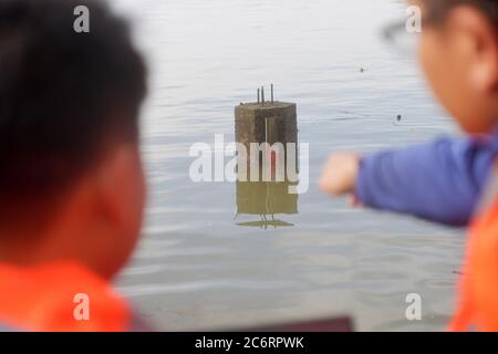 Nanchang. Juli 2020. Mitarbeiter beobachten den Wasserstand an der hydrologischen Station Xingzi des Poyang Sees in der ostchinesischen Provinz Jiangxi, 12. Juli 2020. Der Poyang See, Chinas größter Süßwassersee in der östlichen Provinz Jiangxi, sah seinen Wasserstand auf ein Rekordhoch am Samstag Mitternacht steigen, nach der Provinz Department of Water Resources. Quelle: Peng Zhaozhi/Xinhua/Alamy Live News Stockfoto