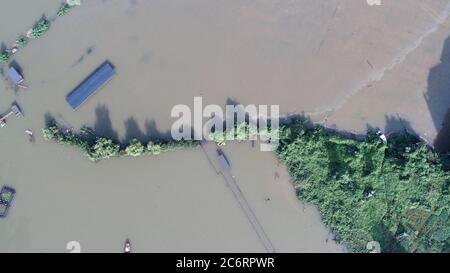 Nanchang. Juli 2020. Luftaufnahme vom 12. Juli 2020 zeigt den Nankang Deich des Poyang Sees in der Stadt Lushan, ostchinesische Provinz Jiangxi. Der Poyang See, Chinas größter Süßwassersee in der östlichen Provinz Jiangxi, sah seinen Wasserstand auf ein Rekordhoch am Samstag Mitternacht steigen, nach der Provinz Department of Water Resources. Quelle: Peng Zhaozhi/Xinhua/Alamy Live News Stockfoto