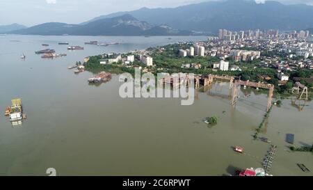 Nanchang. Juli 2020. Luftaufnahme vom 12. Juli 2020 zeigt den Nankang Deich des Poyang Sees in der Stadt Lushan, ostchinesische Provinz Jiangxi. Der Poyang See, Chinas größter Süßwassersee in der östlichen Provinz Jiangxi, sah seinen Wasserstand auf ein Rekordhoch am Samstag Mitternacht steigen, nach der Provinz Department of Water Resources. Quelle: Peng Zhaozhi/Xinhua/Alamy Live News Stockfoto