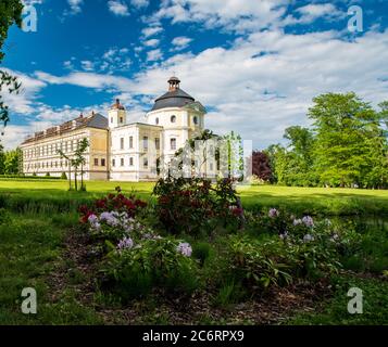 Kravare Burg mit öffentlichen Park in der Nähe von Opava Stadt in der Tschechischen republik während schönen Frühlingstag Stockfoto