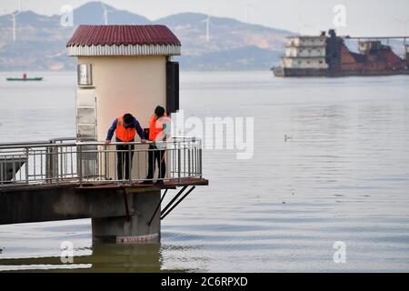 Nanchang. Juli 2020. Mitarbeiter beobachten den Wasserstand an der hydrologischen Station Xingzi des Poyang Sees in der ostchinesischen Provinz Jiangxi, 12. Juli 2020. Der Poyang See, Chinas größter Süßwassersee in der östlichen Provinz Jiangxi, sah seinen Wasserstand auf ein Rekordhoch am Samstag Mitternacht steigen, nach der Provinz Department of Water Resources. Quelle: Peng Zhaozhi/Xinhua/Alamy Live News Stockfoto