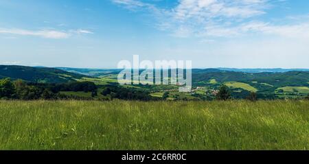 Schöne hügelige Landschaft mit Mischung aus Wiesen, Hügeln und Dörfern von Kanur Hügel in Galle Karpaty Berge auf tschechisch - slowakischen Grenzen Stockfoto