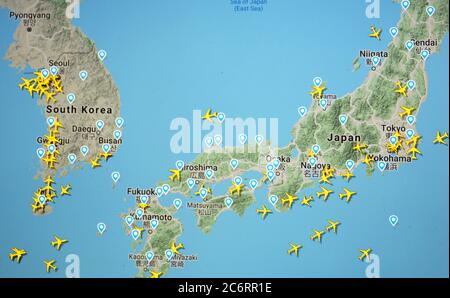 Flugverkehr über Südkorea und Japan (12. juli 2020, UTC 21.58) im Internet mit Flightradar 24-Standort, während der Coronavirus-Pandemie-Periode Stockfoto