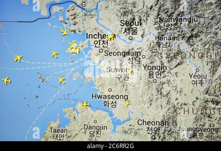 Flugverkehr über Seoul (12. juli 2020, UTC 22.01) im Internet mit Flightradar 24-Standort, während der Coronavirus-Pandemie-Periode Stockfoto