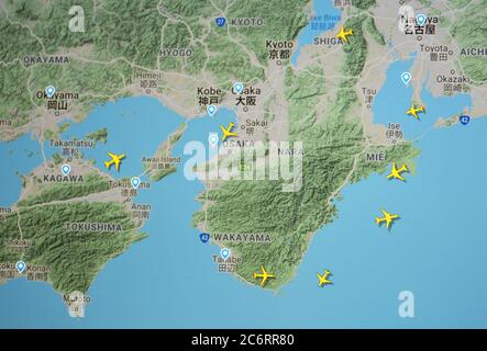 Flugverkehr über Osaka (11. juli 2020, UTC 22.03) im Internet mit Flightradar 24-Standort während der Coronavirus-Pandemie Stockfoto