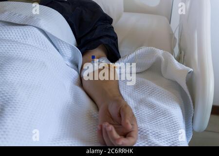Männlicher Patient mit einem Serum im Krankenhaus Stockfoto