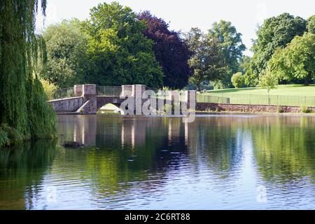 11. Juli 2020 - St Albans, UK: See am Verulam Park mit Brücke und Bäumen Stockfoto