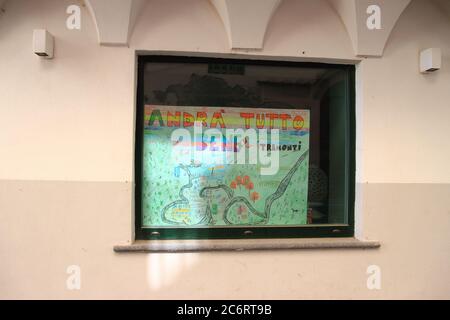 Ein Schild mit den Worten "alles wird gut", das von einem Kind entworfen und in einem Schaufenster in der Altstadt während der Phase 2 von covid-19 ausgestellt wurde. Stockfoto