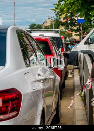 Autos auf der Seite der Straße oder Straße blockiert den Verkehr in Bukarest, Rumänien geparkt. Stockfoto