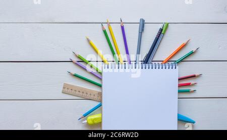 Zurück zur Schule Konzept Schulbüro liefert auf einem weißen Holzhintergrund Stockfoto