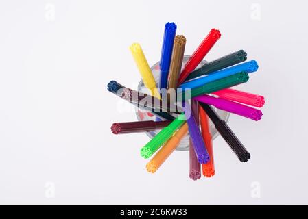 Oben über der Overhead-Ansicht Foto von bunten Markierungen in Bleistiftbecher isoliert auf weißem Hintergrund Stockfoto