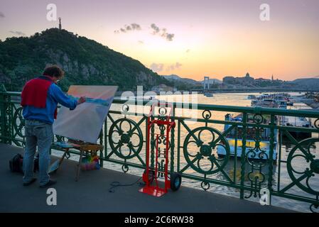 Maler auf der Freiheitsbrücke, Budapest Stockfoto