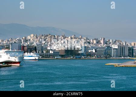 Blick auf Athen vom Hafen von Piräus Stockfoto