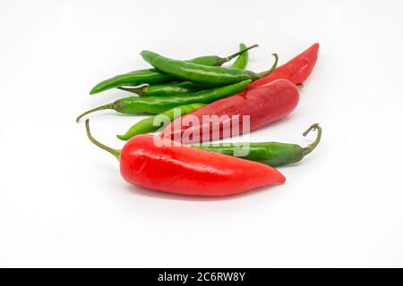 Leuchtende rote und grüne Chilischoten isoliert vor weißem Hintergrund Stockfoto