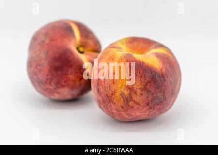 Zwei ganze Pfirsiche vor weißem Hintergrund Stockfoto