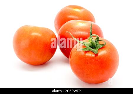 Reife rote Tomaten auf weißem Hintergrund Stockfoto