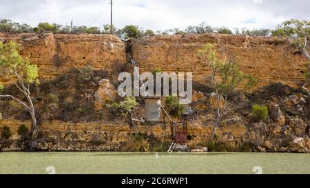 Die roten Flussufer des Murray River bei Maize Island Lagoon in Waikerie South Australia am 23. Juni 2020 Stockfoto