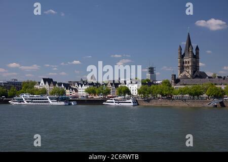 Rheinufer mit Kirche Groß St. Martin, Köln, Nordrhein-Westfalen, Deutschland, Europa Stockfoto