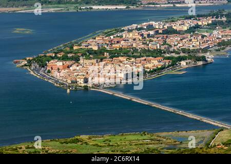 Schöne Luftaufnahme von Orbetello und der Lagune vom Gipfel des Monte Argentario, Grosseto, Italien Stockfoto