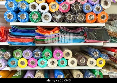 Farbiges Textilmaterial in Zellophanfolie auf dem Display. Bild Auf Lager Stockfoto