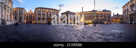 Die Kathedrale Saint Agatha, der Liotru Elefantenbrunnen und das Rathaus Palast Gebäude um einen mittelalterlichen Stadtplatz, bei Sonnenuntergang in Catania, sic Stockfoto
