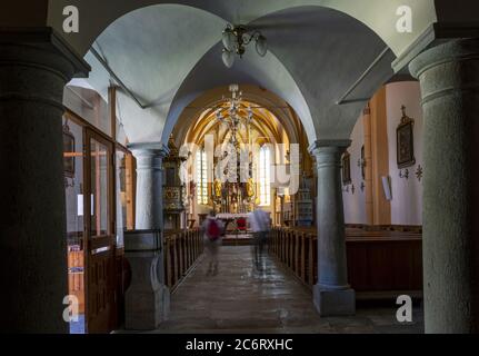 Innenansicht der Kirche von Župnijska cerkev Marijinega vnebovzetja in Kranjska Gora, Slowenien Stockfoto