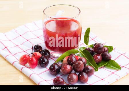 Frisches Carissa carandas Glas Saft mit Carissa carandas Obst und gesunde Getränke Konzept Stockfoto