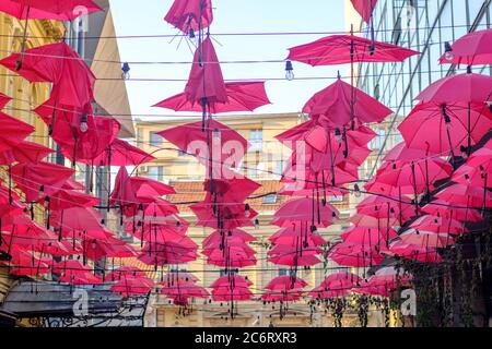 Belgrad / Serbien - 2. Dezember 2018: Rote Sonnenschirme über dem Open-Air-Restaurant in der King Peter Straße, in der alten böhmischen Teil der serbischen Hauptstadt Belgra Stockfoto