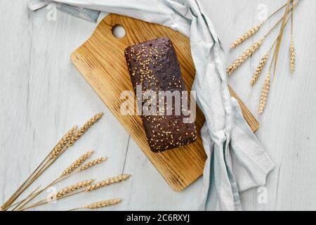 Draufsicht auf Brot aus braunem Sauerteig mit Sonnenblumenkernen und Sesam Stockfoto