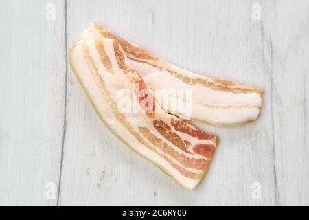 Draufsicht auf zwei Scheiben Speck auf dem Tisch Stockfoto