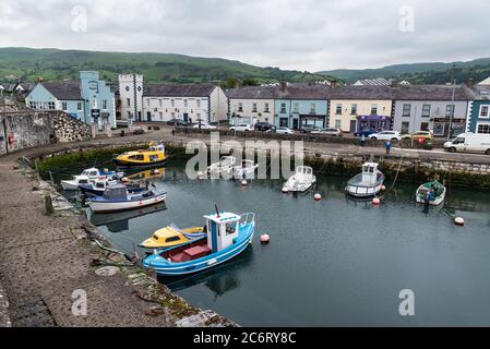 Carnlough, Nordirland - 4. Juli 2020: Fischerboote in Carnlough Harbour an der Antrim Küste in Nordirland Stockfoto