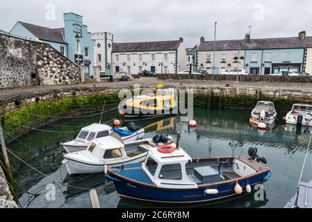 Carnlough, Nordirland - 4. Juli 2020: Fischerboote in Carnlough Harbour an der Antrim Küste in Nordirland Stockfoto