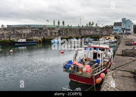 Carnlough, Nordirland - 4. Juli 2020: Fischerboote in Carnlough Harbour an der Antrim Küste in Nordirland Stockfoto